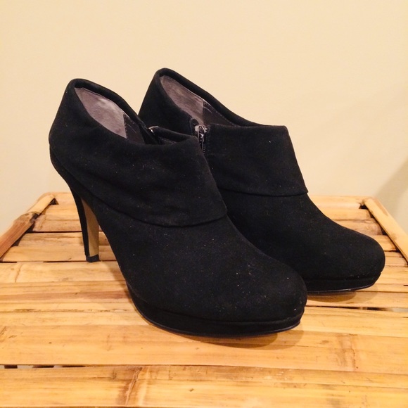 ADRIENNE VITTADINI Black Suede Booties - Picture 2 of 9